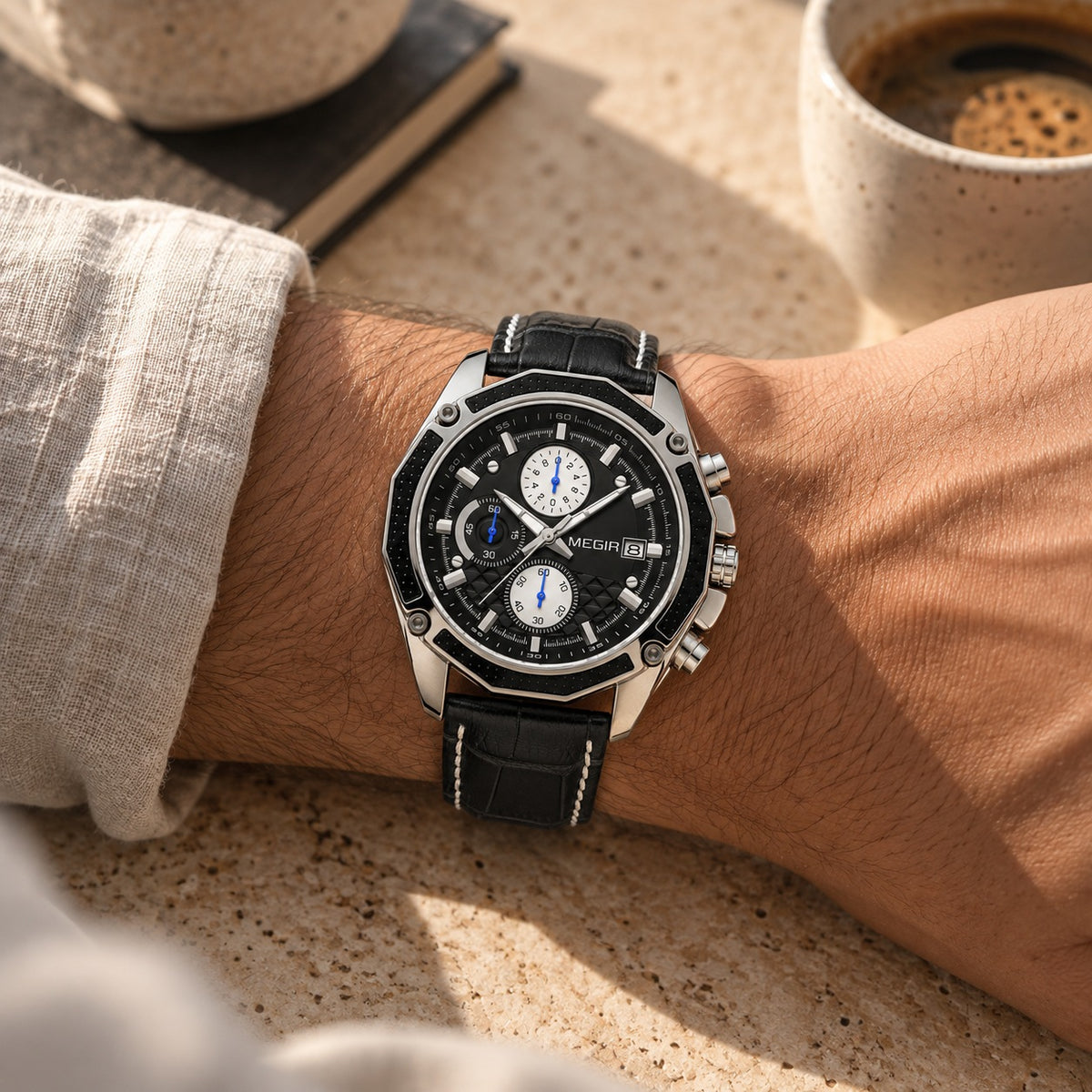 MEGIR Outpost Leather · Preto Carbono · no pulso