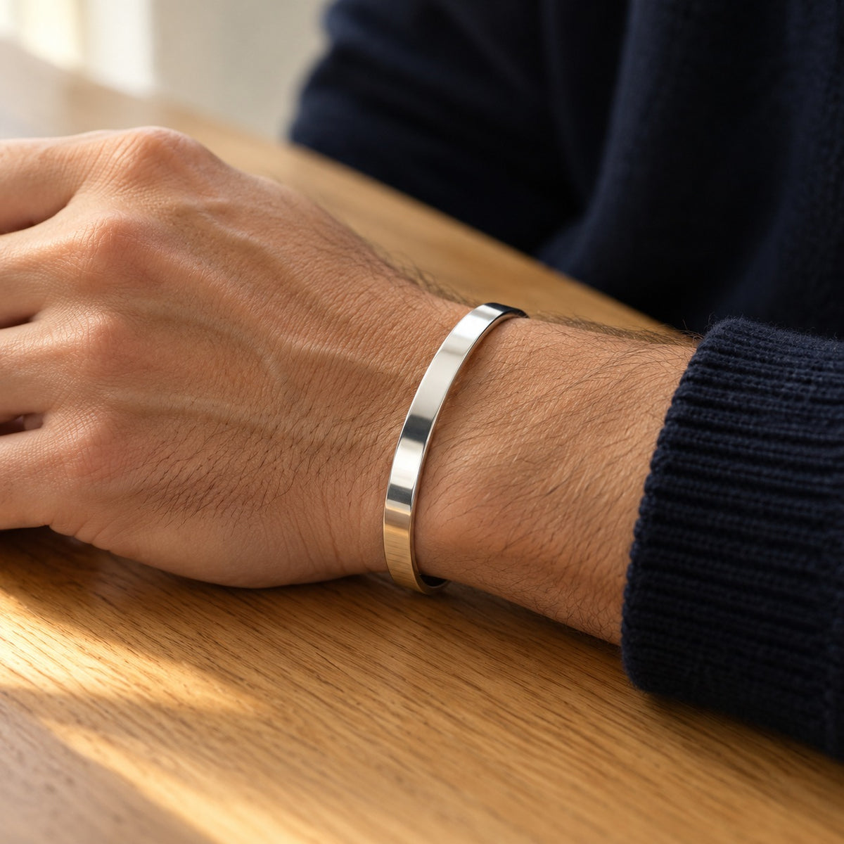 Bracelete Masculino Aço Polido 6 mm · no pulso