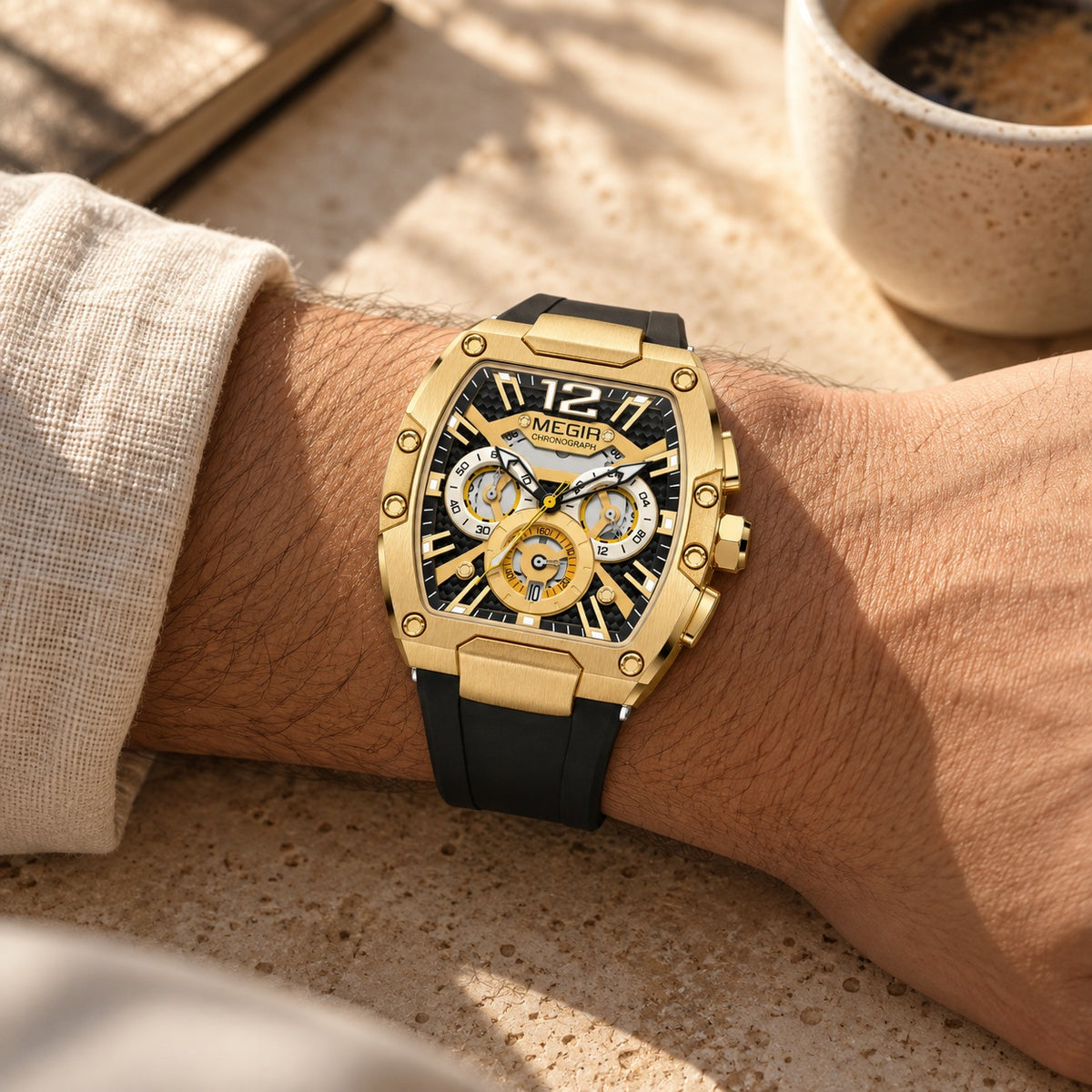 MEGIR Recon Chrono 24H · Dourado & Preto · no pulso
