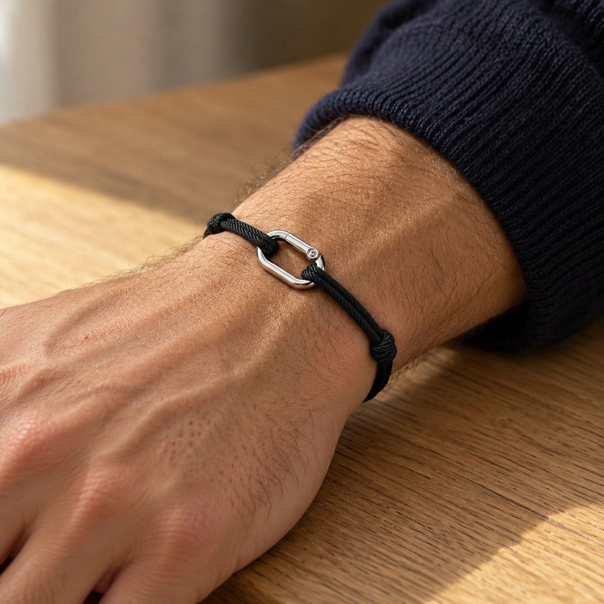 Pulseira Masculina Macramê Elo de Aço · no pulso