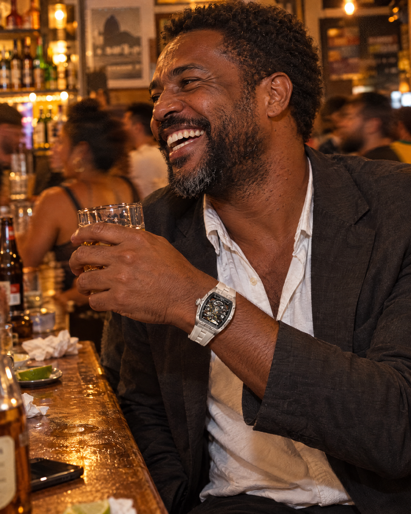 Homem em bar no Rio com MEGIR Aeon Automatic